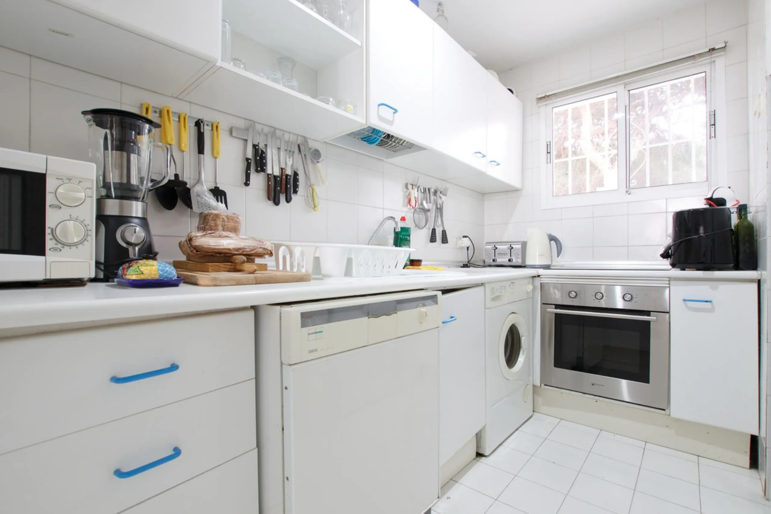 Corner penthouse for sale in one of the best beachfront developments in Mijas Costa, Calahonda. The apartment is on the first floor (no lift) and has 2 exterior bedrooms and 2 full bathrooms (with the possibility of easily converting it into 3 bedrooms), 