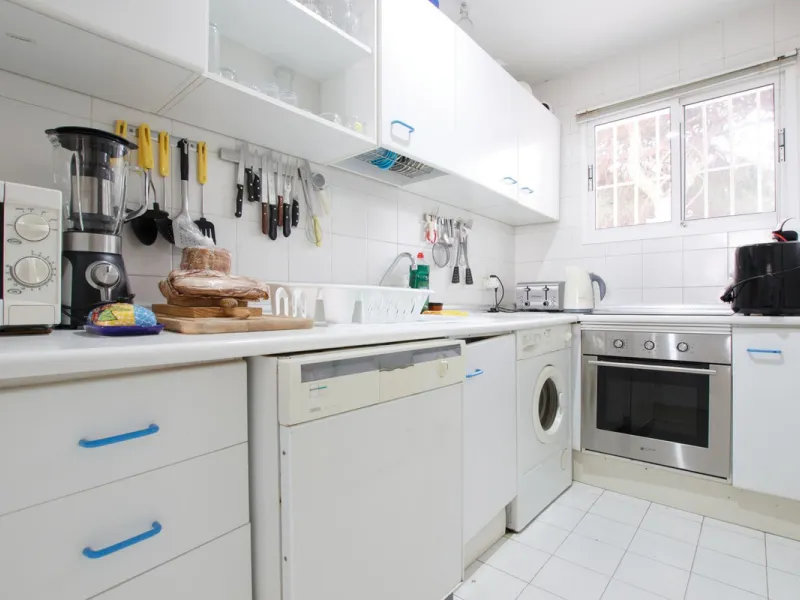 Corner penthouse for sale in one of the best beachfront developments in Mijas Costa, Calahonda. The apartment is on the first floor (no lift) and has 2 exterior bedrooms and 2 full bathrooms (with the possibility of easily converting it into 3 bedrooms), 