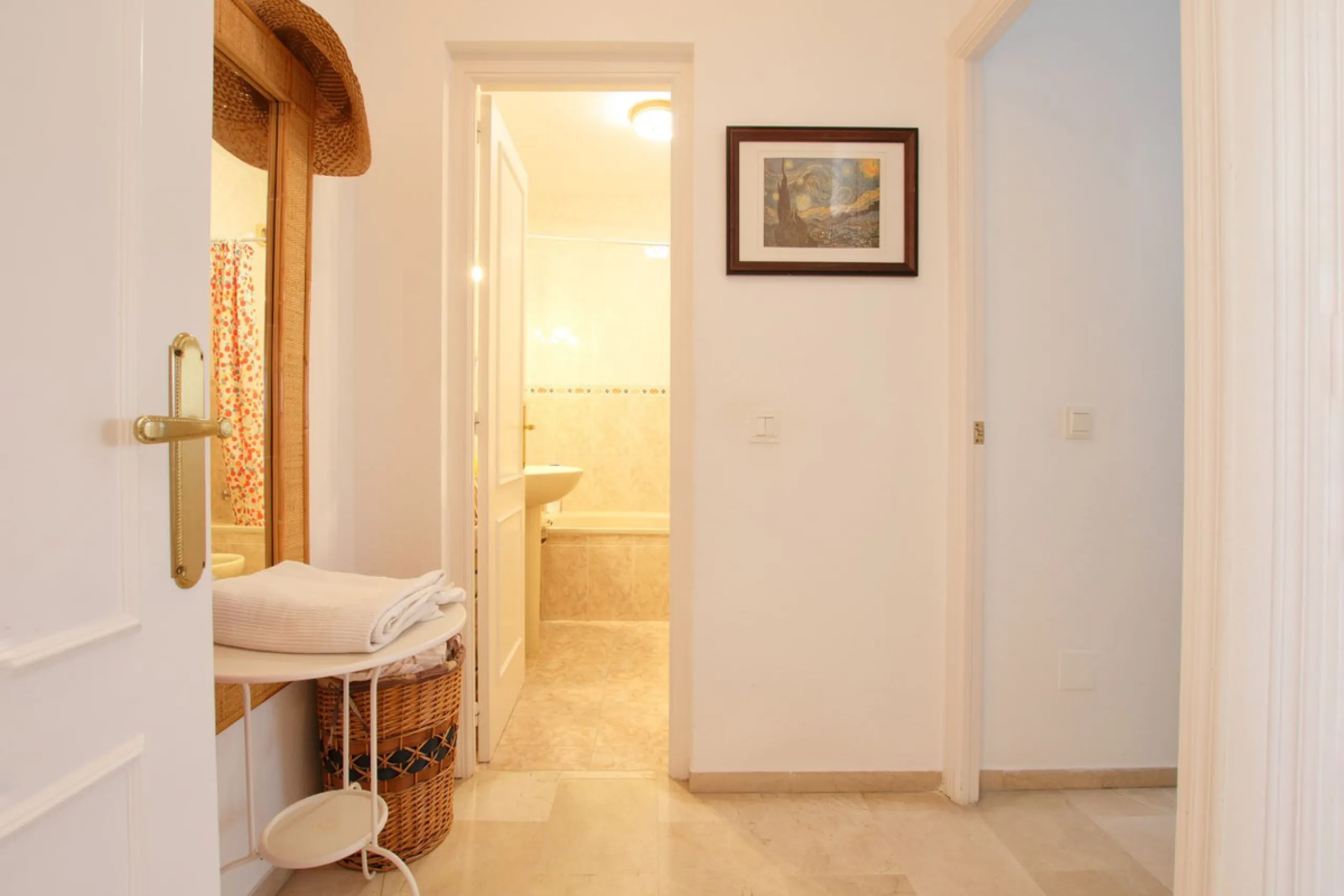 Corner penthouse for sale in one of the best beachfront developments in Mijas Costa, Calahonda. The apartment is on the first floor (no lift) and has 2 exterior bedrooms and 2 full bathrooms (with the possibility of easily converting it into 3 bedrooms), 