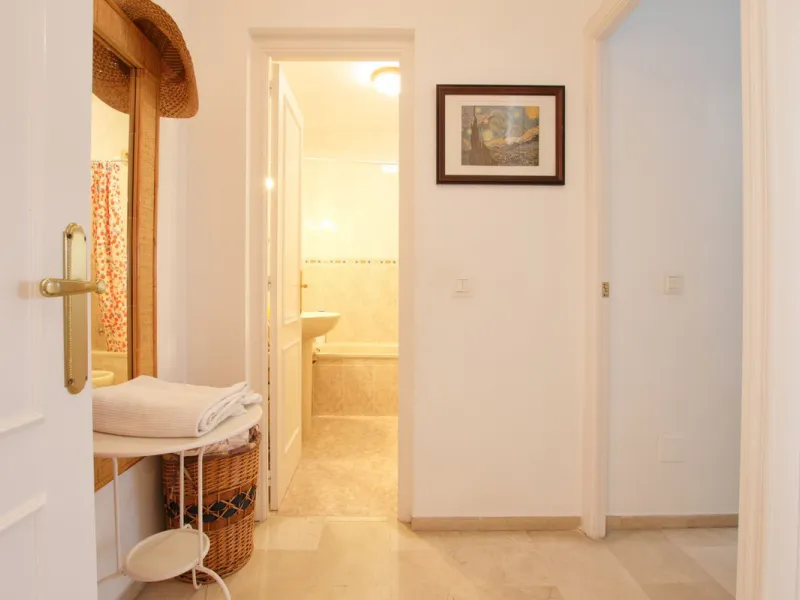 Corner penthouse for sale in one of the best beachfront developments in Mijas Costa, Calahonda. The apartment is on the first floor (no lift) and has 2 exterior bedrooms and 2 full bathrooms (with the possibility of easily converting it into 3 bedrooms), 