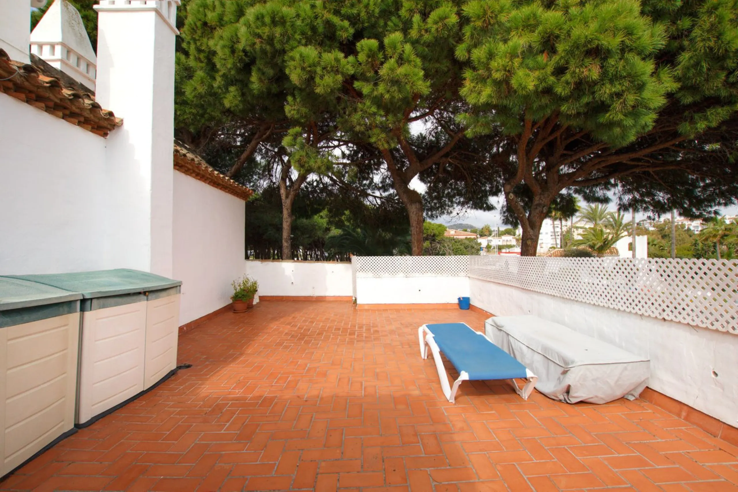 Corner penthouse for sale in one of the best beachfront developments in Mijas Costa, Calahonda. The apartment is on the first floor (no lift) and has 2 exterior bedrooms and 2 full bathrooms (with the possibility of easily converting it into 3 bedrooms), 