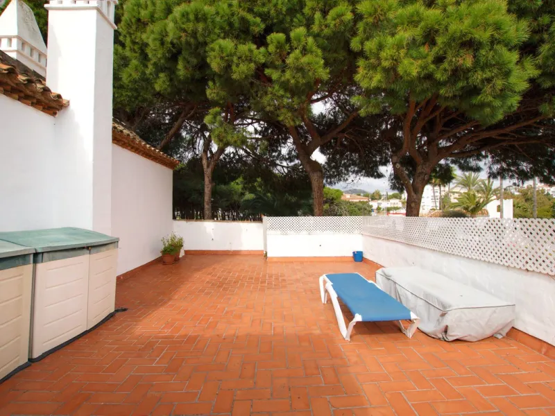 Corner penthouse for sale in one of the best beachfront developments in Mijas Costa, Calahonda. The apartment is on the first floor (no lift) and has 2 exterior bedrooms and 2 full bathrooms (with the possibility of easily converting it into 3 bedrooms), 