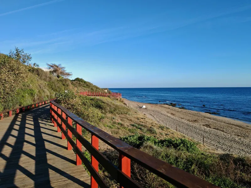 Corner penthouse for sale in one of the best beachfront developments in Mijas Costa, Calahonda. The apartment is on the first floor (no lift) and has 2 exterior bedrooms and 2 full bathrooms (with the possibility of easily converting it into 3 bedrooms), 