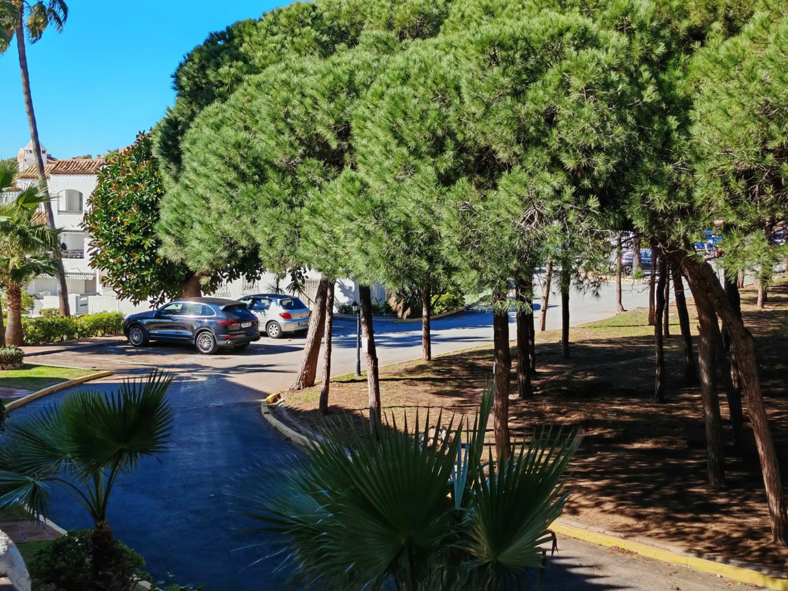 Corner penthouse for sale in one of the best beachfront developments in Mijas Costa, Calahonda. The apartment is on the first floor (no lift) and has 2 exterior bedrooms and 2 full bathrooms (with the possibility of easily converting it into 3 bedrooms), 