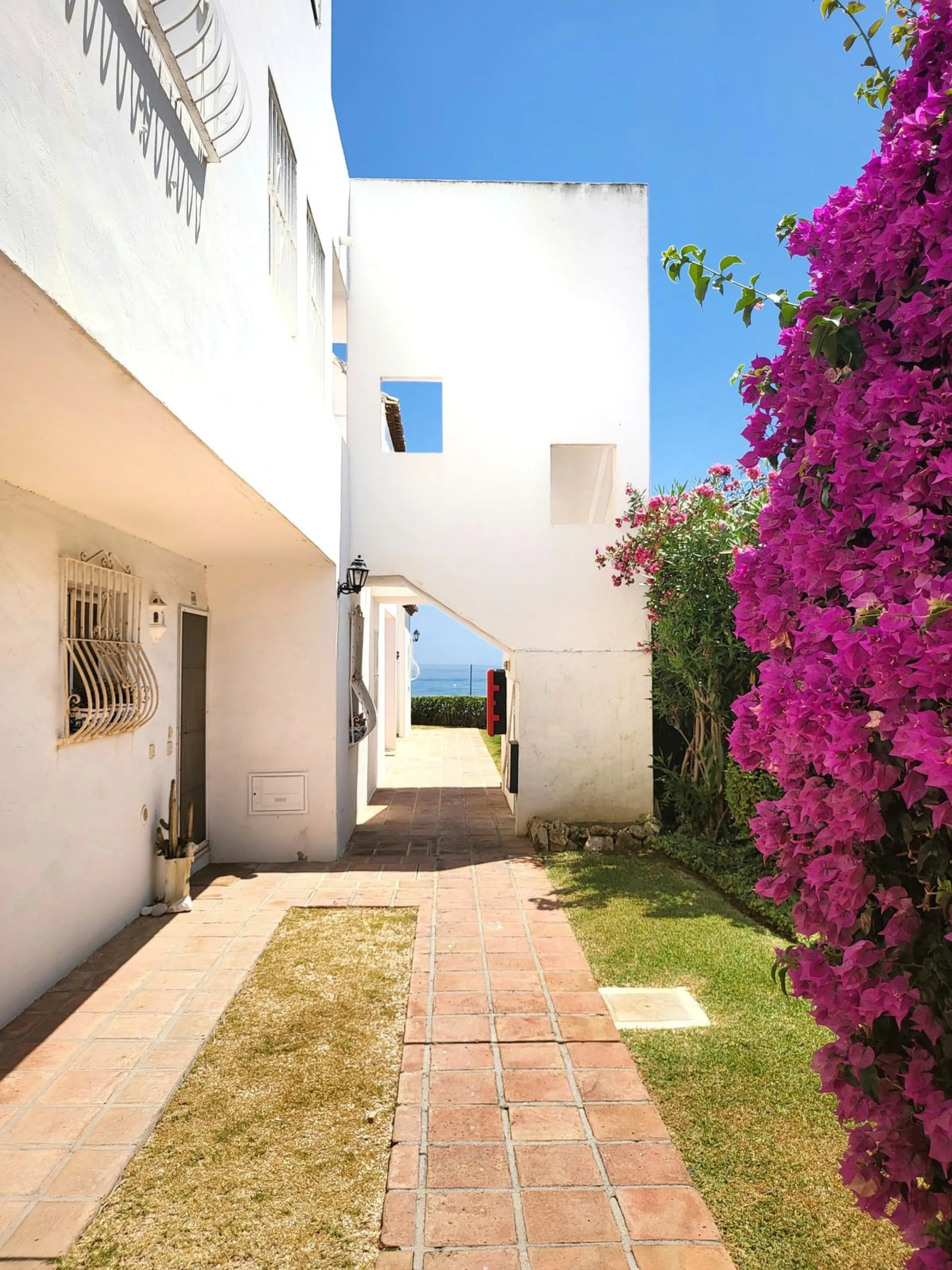 Corner penthouse for sale in one of the best beachfront developments in Mijas Costa, Calahonda. The apartment is on the first floor (no lift) and has 2 exterior bedrooms and 2 full bathrooms (with the possibility of easily converting it into 3 bedrooms), 
