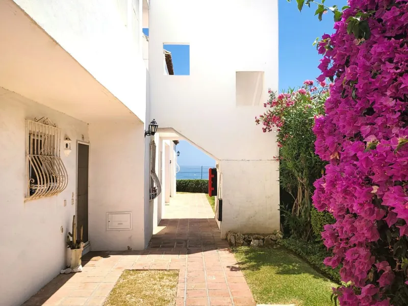 Corner penthouse for sale in one of the best beachfront developments in Mijas Costa, Calahonda. The apartment is on the first floor (no lift) and has 2 exterior bedrooms and 2 full bathrooms (with the possibility of easily converting it into 3 bedrooms), 