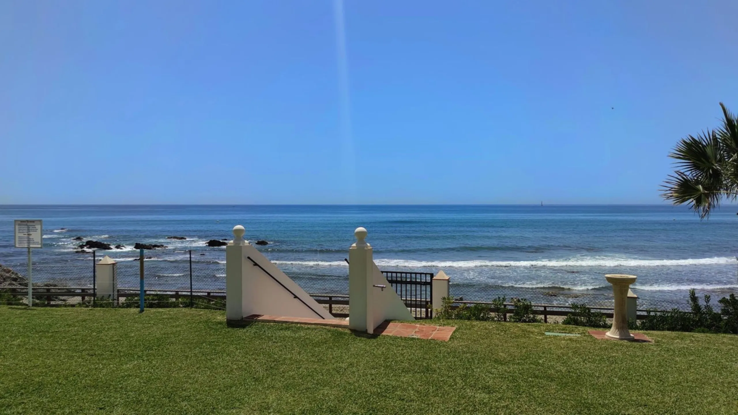 Corner penthouse for sale in one of the best beachfront developments in Mijas Costa, Calahonda. The apartment is on the first floor (no lift) and has 2 exterior bedrooms and 2 full bathrooms (with the possibility of easily converting it into 3 bedrooms), 