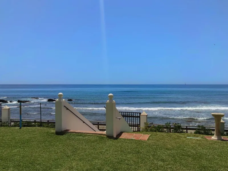 Corner penthouse for sale in one of the best beachfront developments in Mijas Costa, Calahonda. The apartment is on the first floor (no lift) and has 2 exterior bedrooms and 2 full bathrooms (with the possibility of easily converting it into 3 bedrooms), 