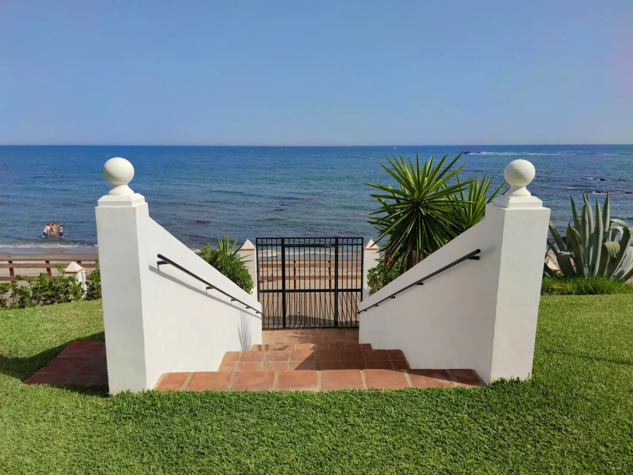 Corner penthouse for sale in one of the best beachfront developments in Mijas Costa, Calahonda. The apartment is on the first floor (no lift) and has 2 exterior bedrooms and 2 full bathrooms (with the possibility of easily converting it into 3 bedrooms), 