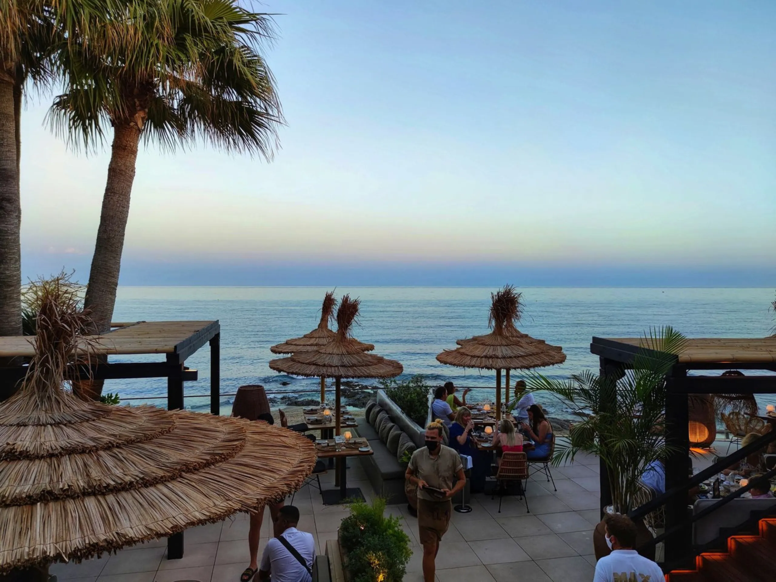 Corner penthouse for sale in one of the best beachfront developments in Mijas Costa, Calahonda. The apartment is on the first floor (no lift) and has 2 exterior bedrooms and 2 full bathrooms (with the possibility of easily converting it into 3 bedrooms), 