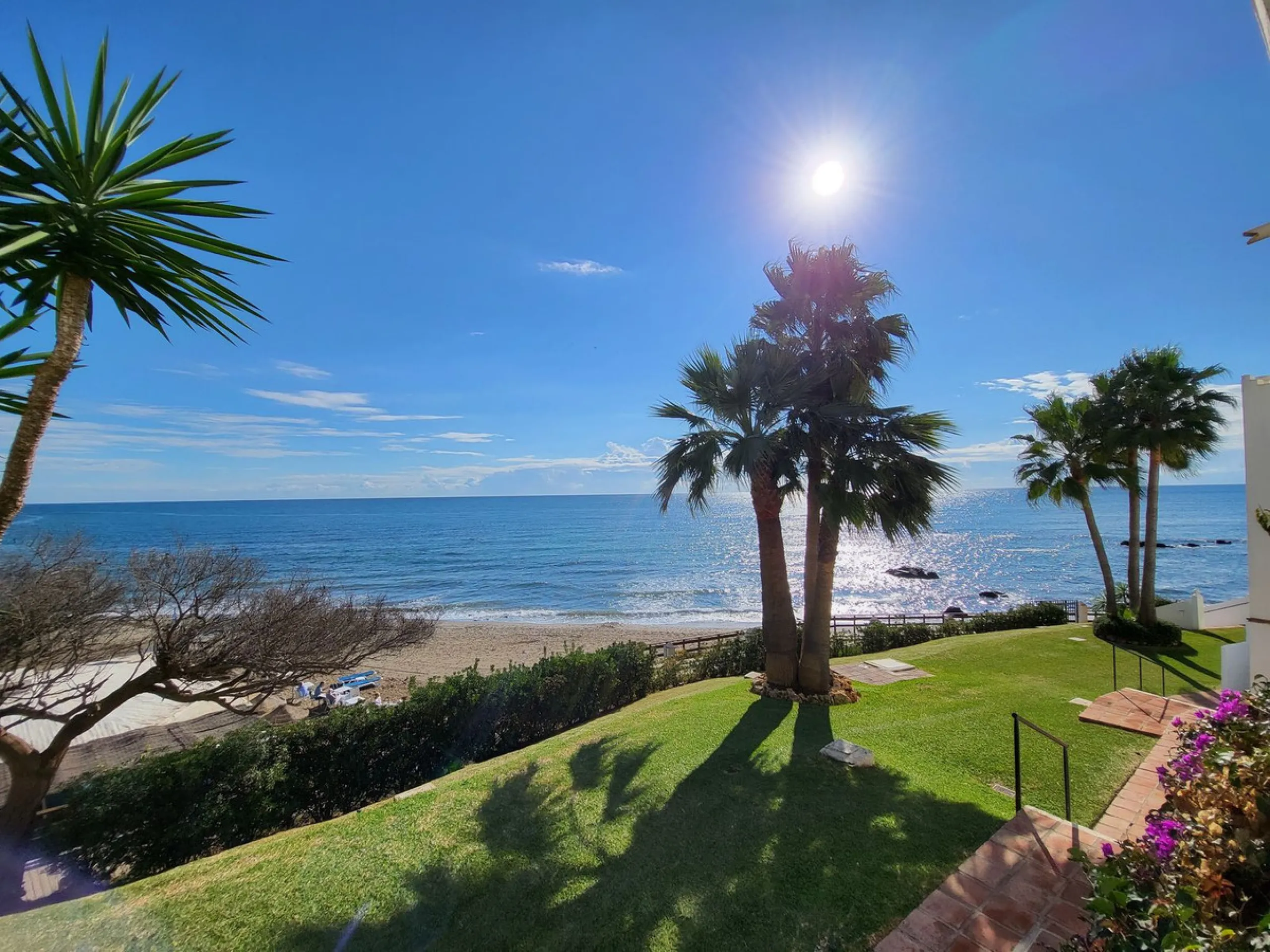 Corner penthouse for sale in one of the best beachfront developments in Mijas Costa, Calahonda. The apartment is on the first floor (no lift) and has 2 exterior bedrooms and 2 full bathrooms (with the possibility of easily converting it into 3 bedrooms), 