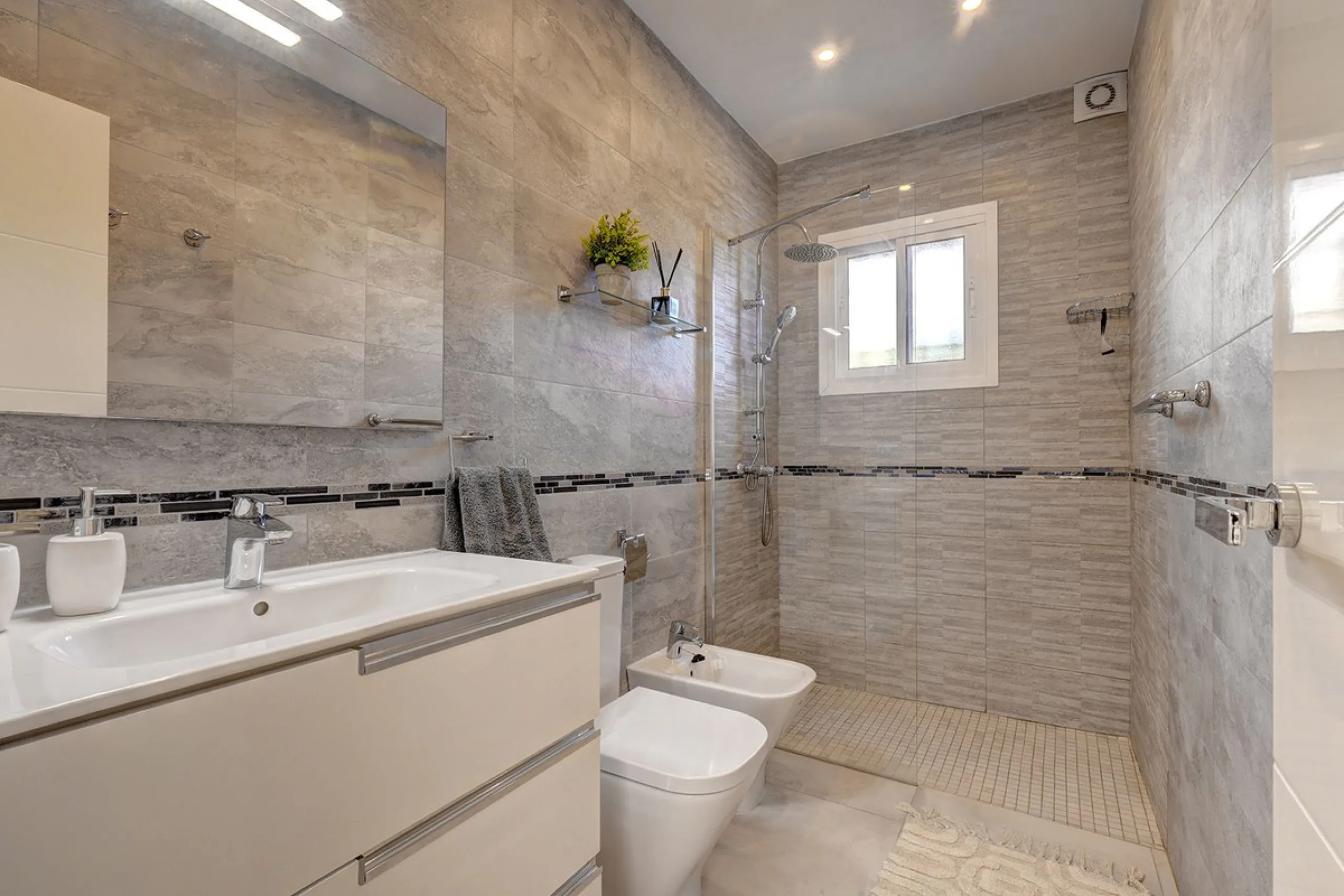 Beautiful fully renovated 3 bedroom villa with panoramic sea views in Torreblanca.