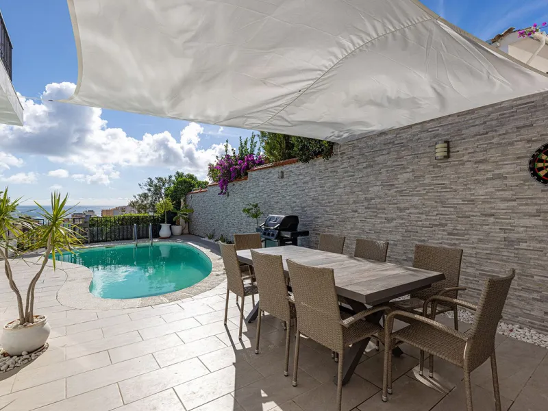 Beautiful fully renovated 3 bedroom villa with panoramic sea views in Torreblanca.