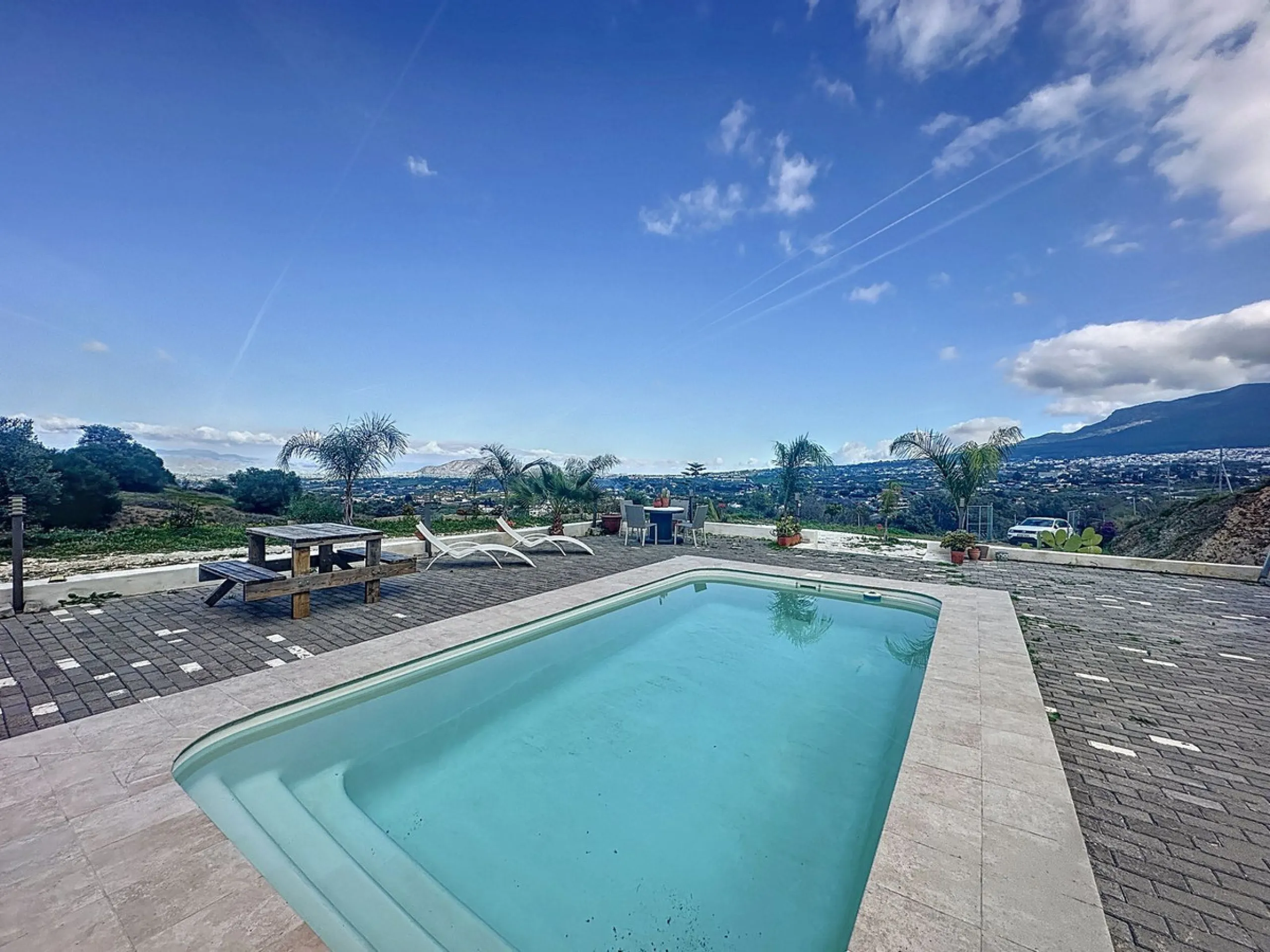 Welcome to this contemporary and practical country house on the outskirts of Alhaurín el Grande, built in 2018.