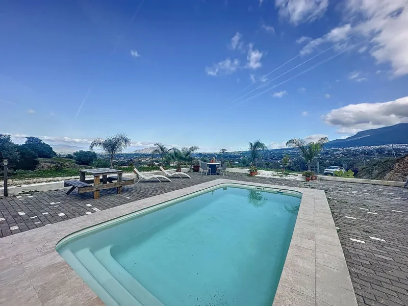 Welcome to this contemporary and practical country house on the outskirts of Alhaurín el Grande, built in 2018.
