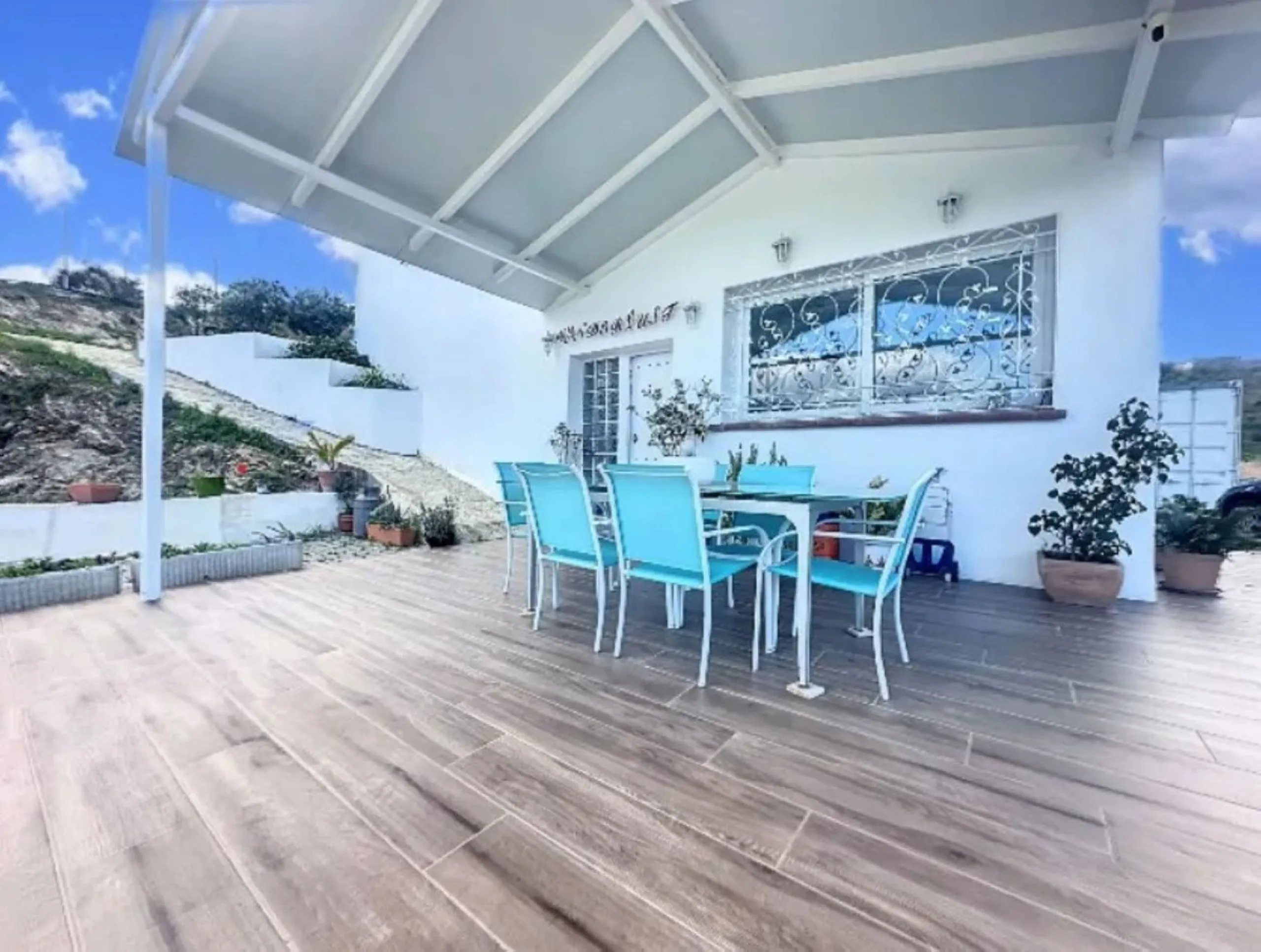 Welcome to this contemporary and practical country house on the outskirts of Alhaurín el Grande, built in 2018.