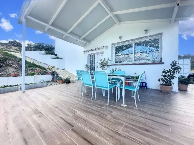 Welcome to this contemporary and practical country house on the outskirts of Alhaurín el Grande, built in 2018.