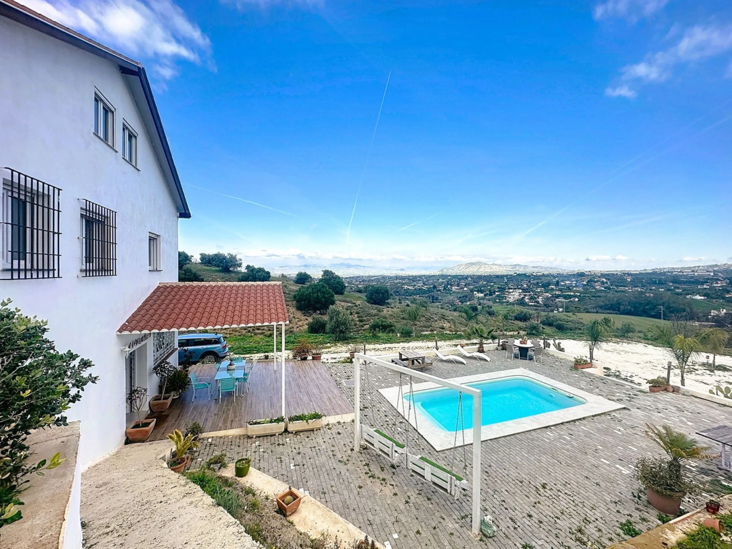 Welcome to this contemporary and practical country house on the outskirts of Alhaurín el Grande, built in 2018.