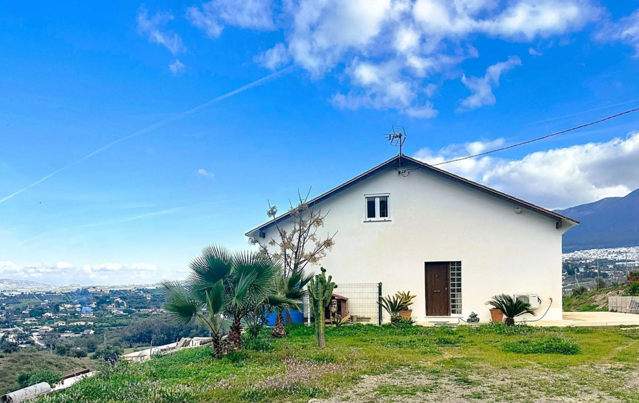 Welcome to this contemporary and practical country house on the outskirts of Alhaurín el Grande, built in 2018.