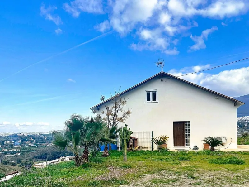 Welcome to this contemporary and practical country house on the outskirts of Alhaurín el Grande, built in 2018.