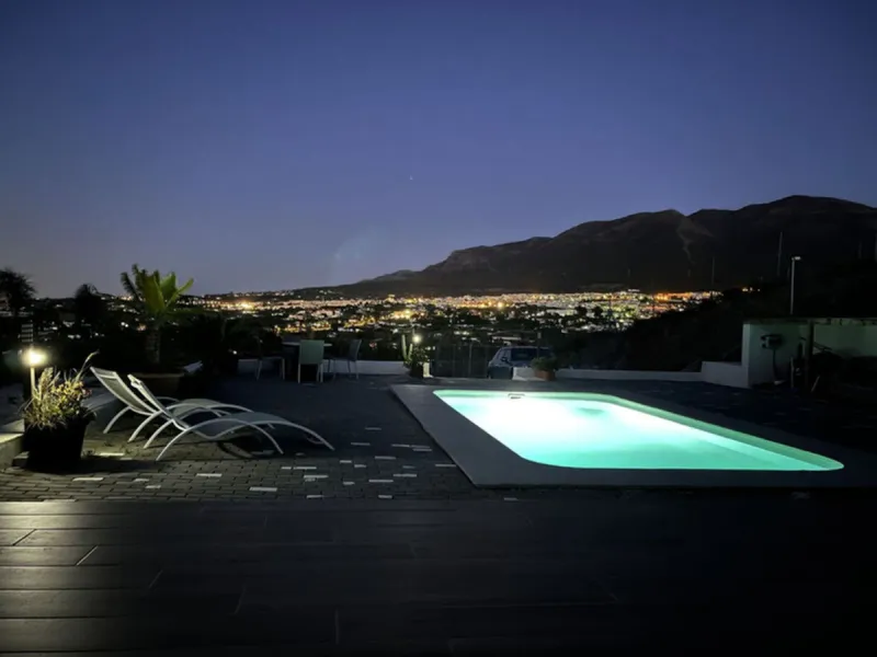 Welcome to this contemporary and practical country house on the outskirts of Alhaurín el Grande, built in 2018.