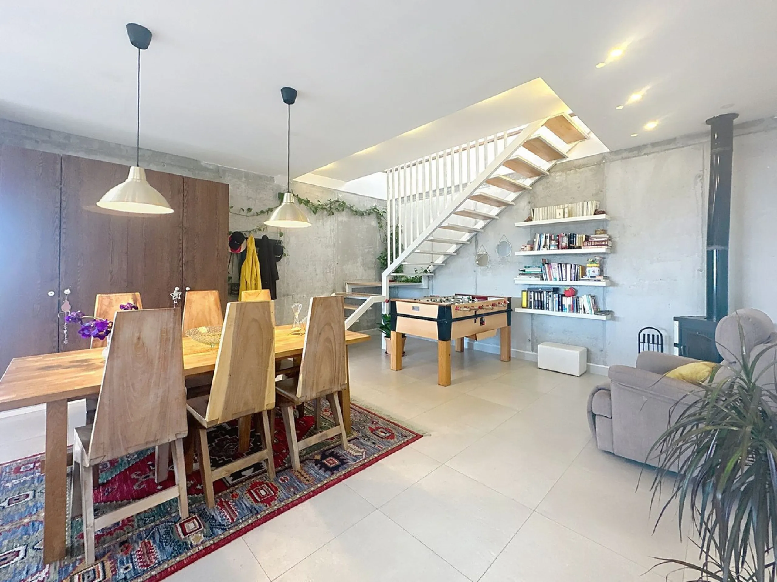 Welcome to this contemporary and practical country house on the outskirts of Alhaurín el Grande, built in 2018.