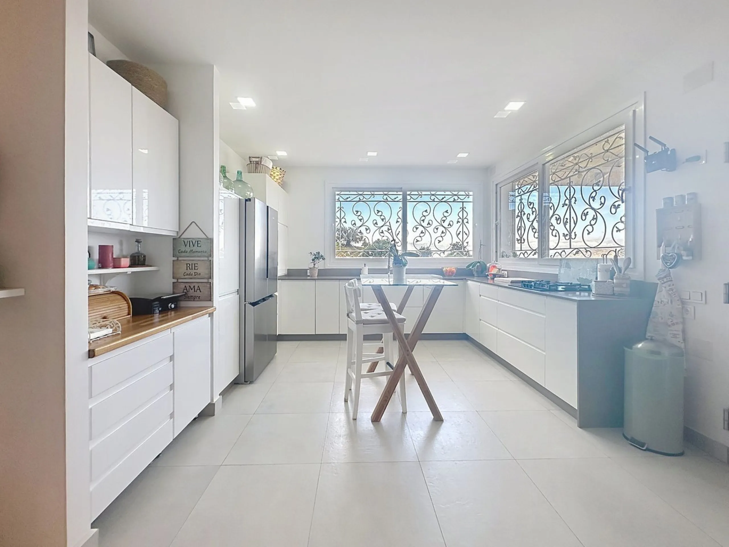 Welcome to this contemporary and practical country house on the outskirts of Alhaurín el Grande, built in 2018.