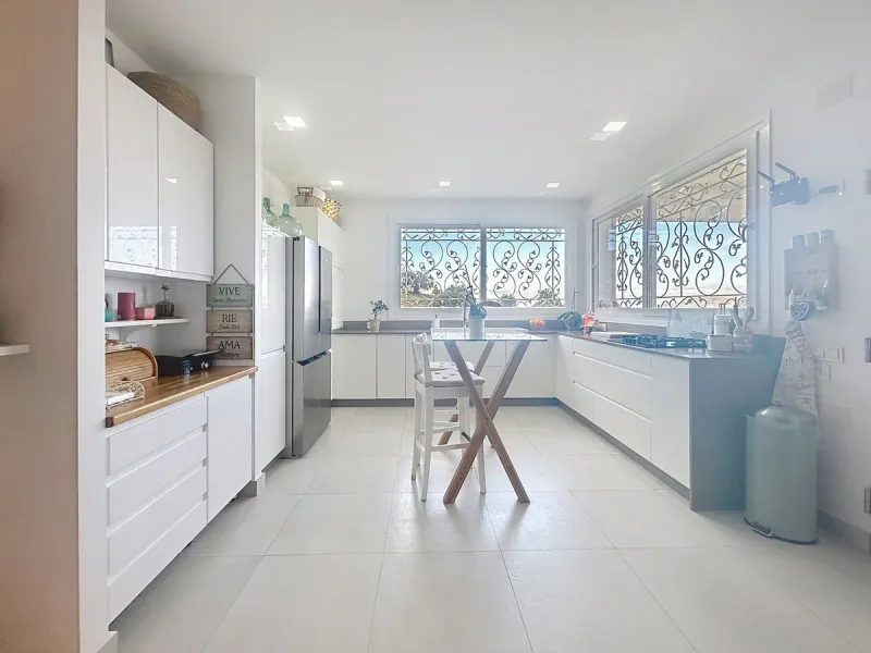 Welcome to this contemporary and practical country house on the outskirts of Alhaurín el Grande, built in 2018.
