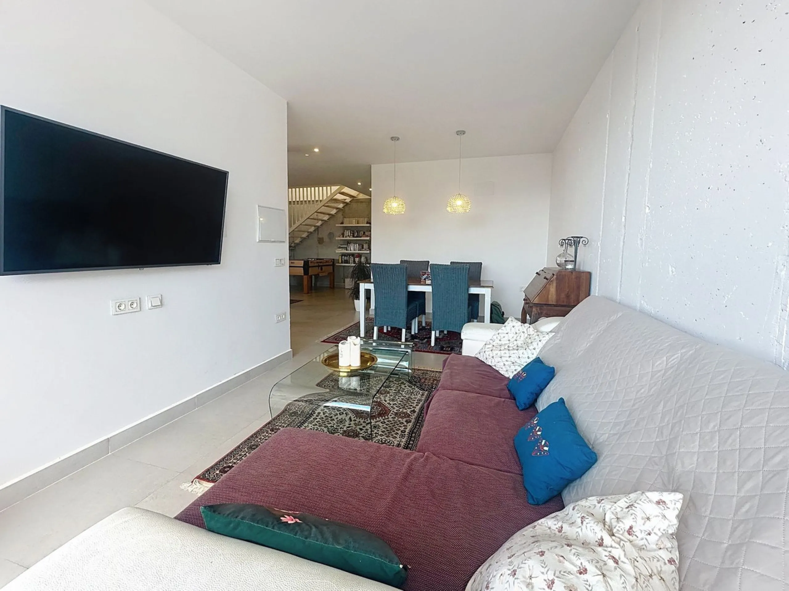 Welcome to this contemporary and practical country house on the outskirts of Alhaurín el Grande, built in 2018.