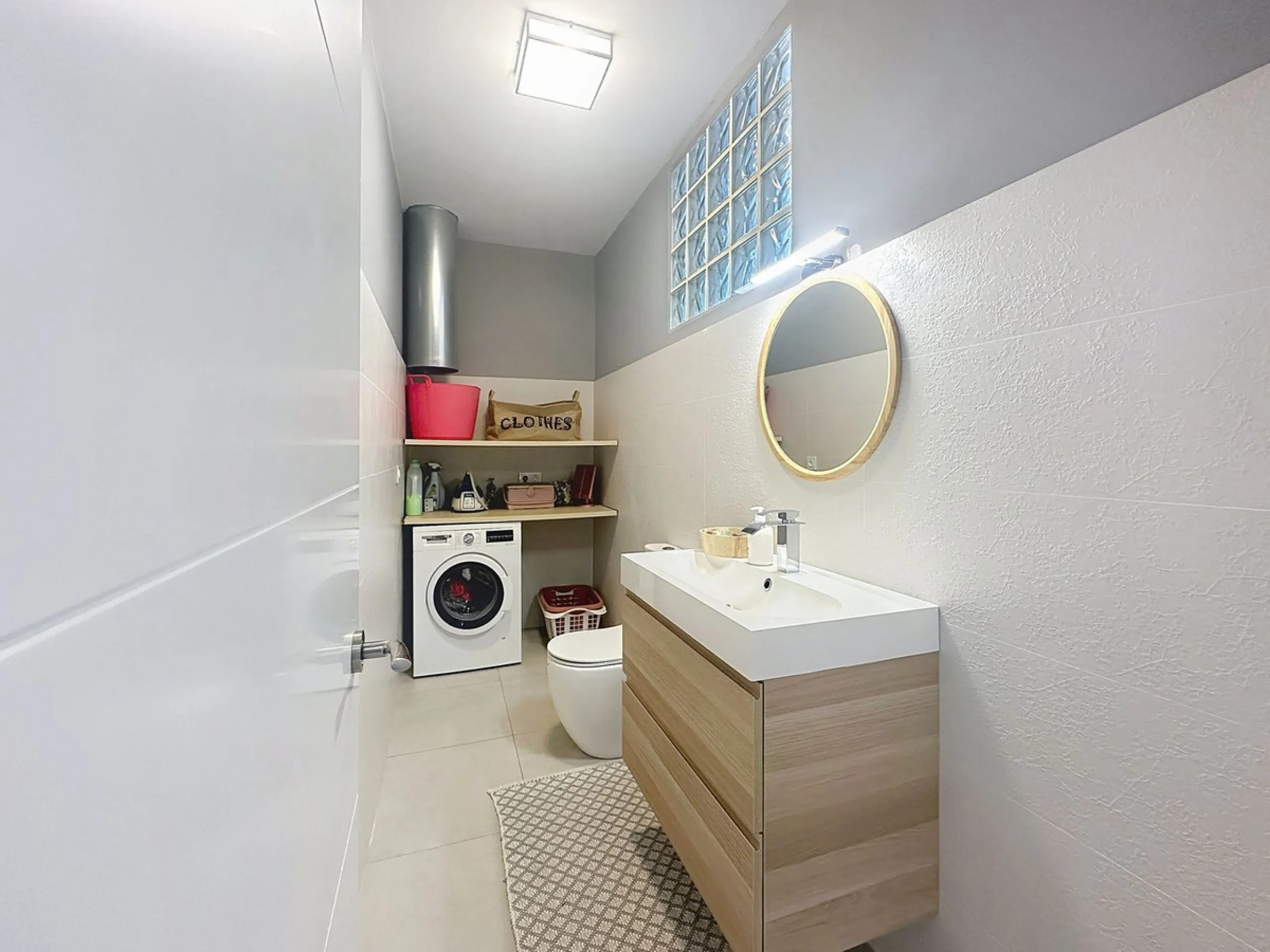 Welcome to this contemporary and practical country house on the outskirts of Alhaurín el Grande, built in 2018.