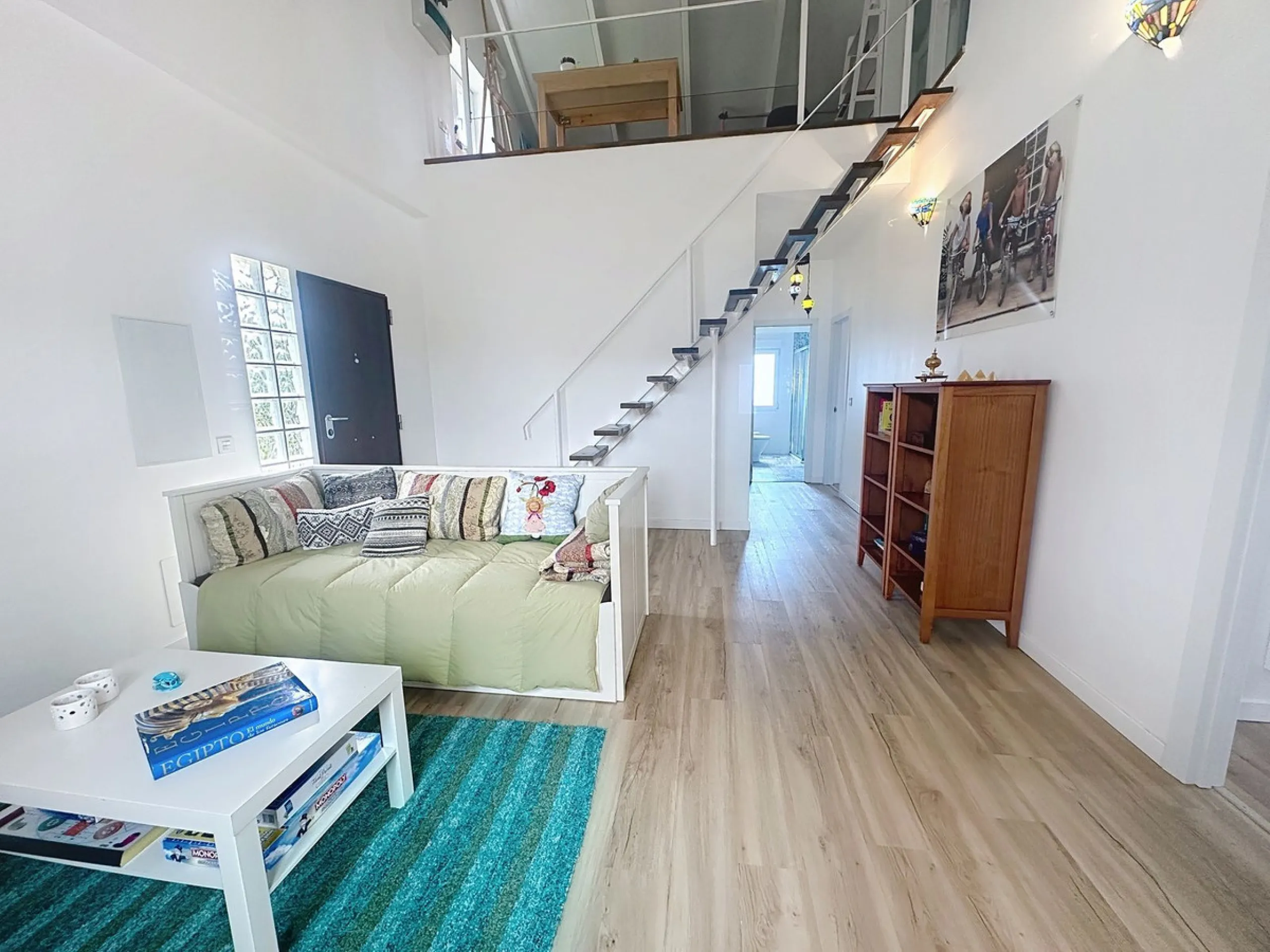 Welcome to this contemporary and practical country house on the outskirts of Alhaurín el Grande, built in 2018.