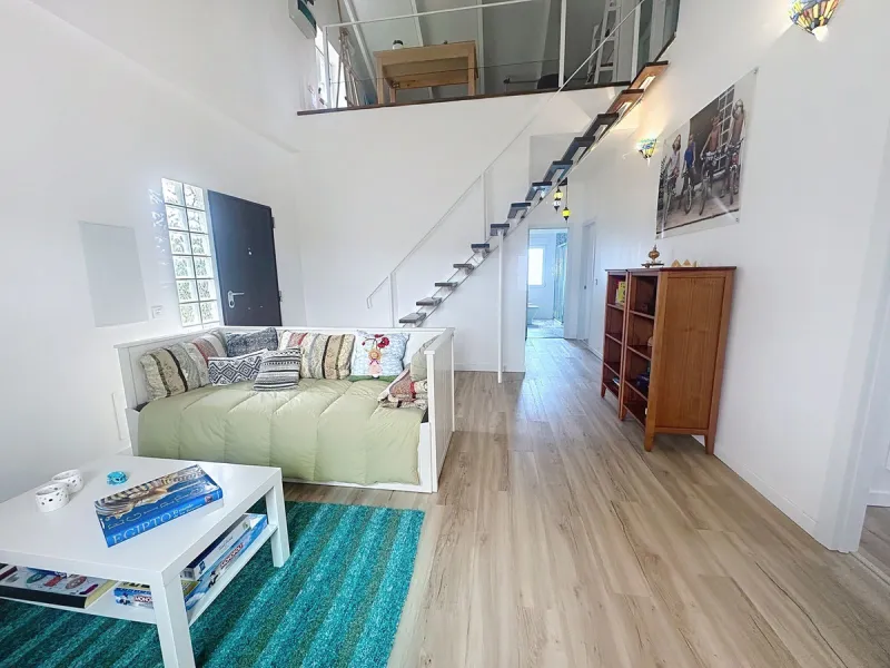 Welcome to this contemporary and practical country house on the outskirts of Alhaurín el Grande, built in 2018.