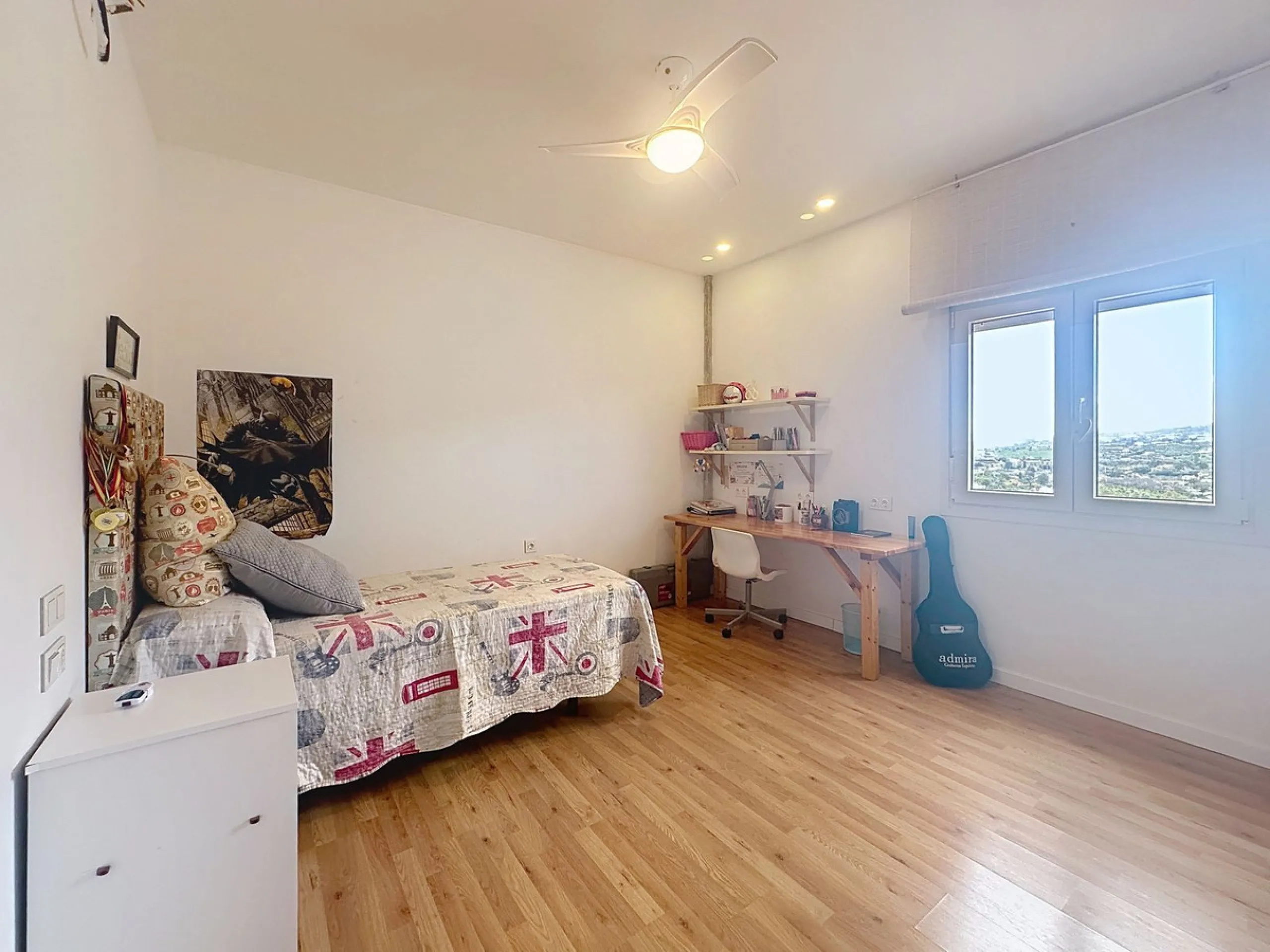 Welcome to this contemporary and practical country house on the outskirts of Alhaurín el Grande, built in 2018.