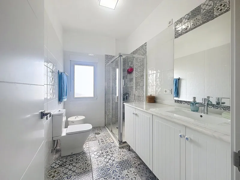 Welcome to this contemporary and practical country house on the outskirts of Alhaurín el Grande, built in 2018.