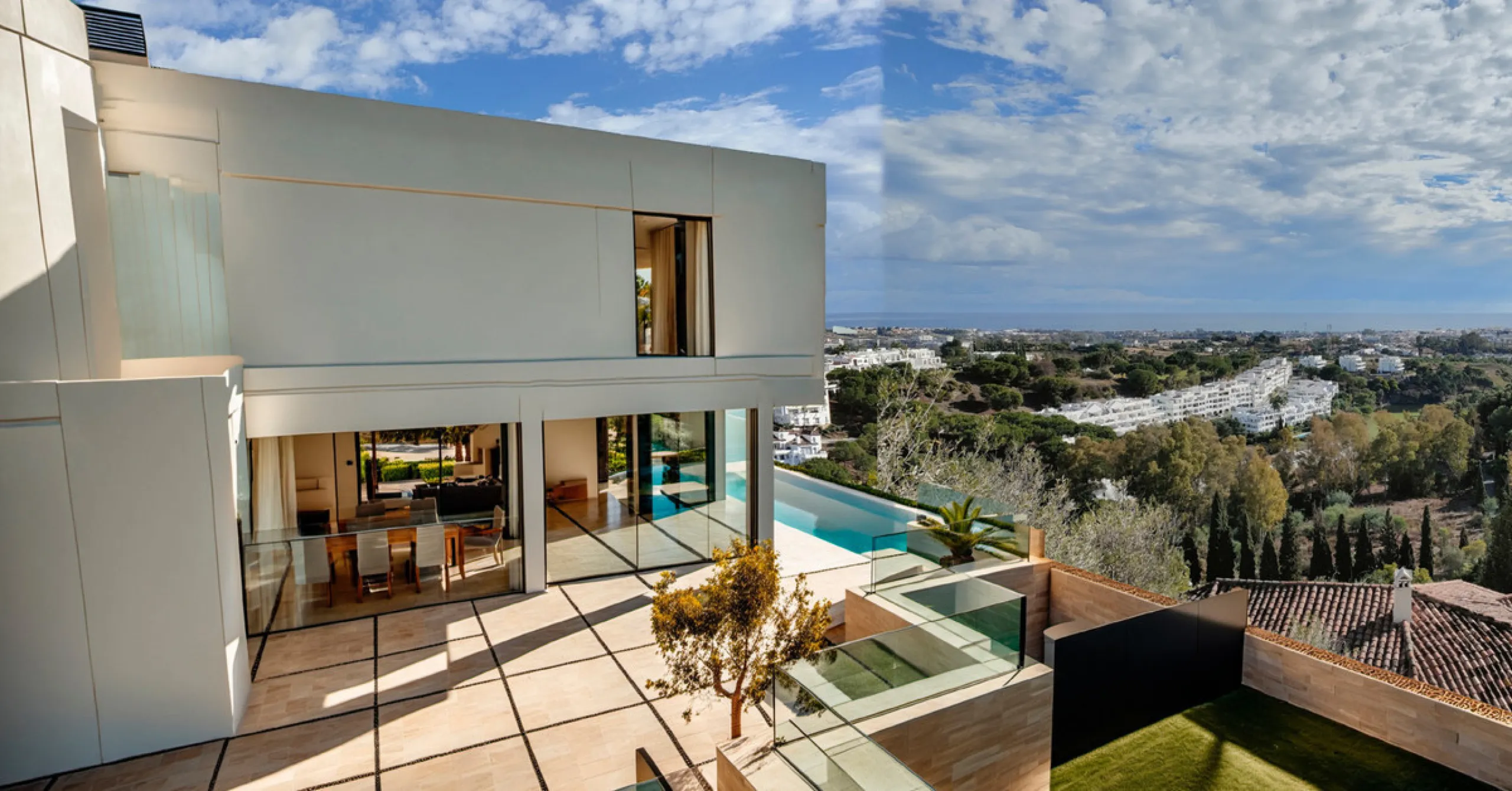 House - Detached Villa в продаже в Benahavís, Málaga. В доме 6 спален и 6 ванных комнат. Площадь дома 500 м². Площадь участка 1020 м²