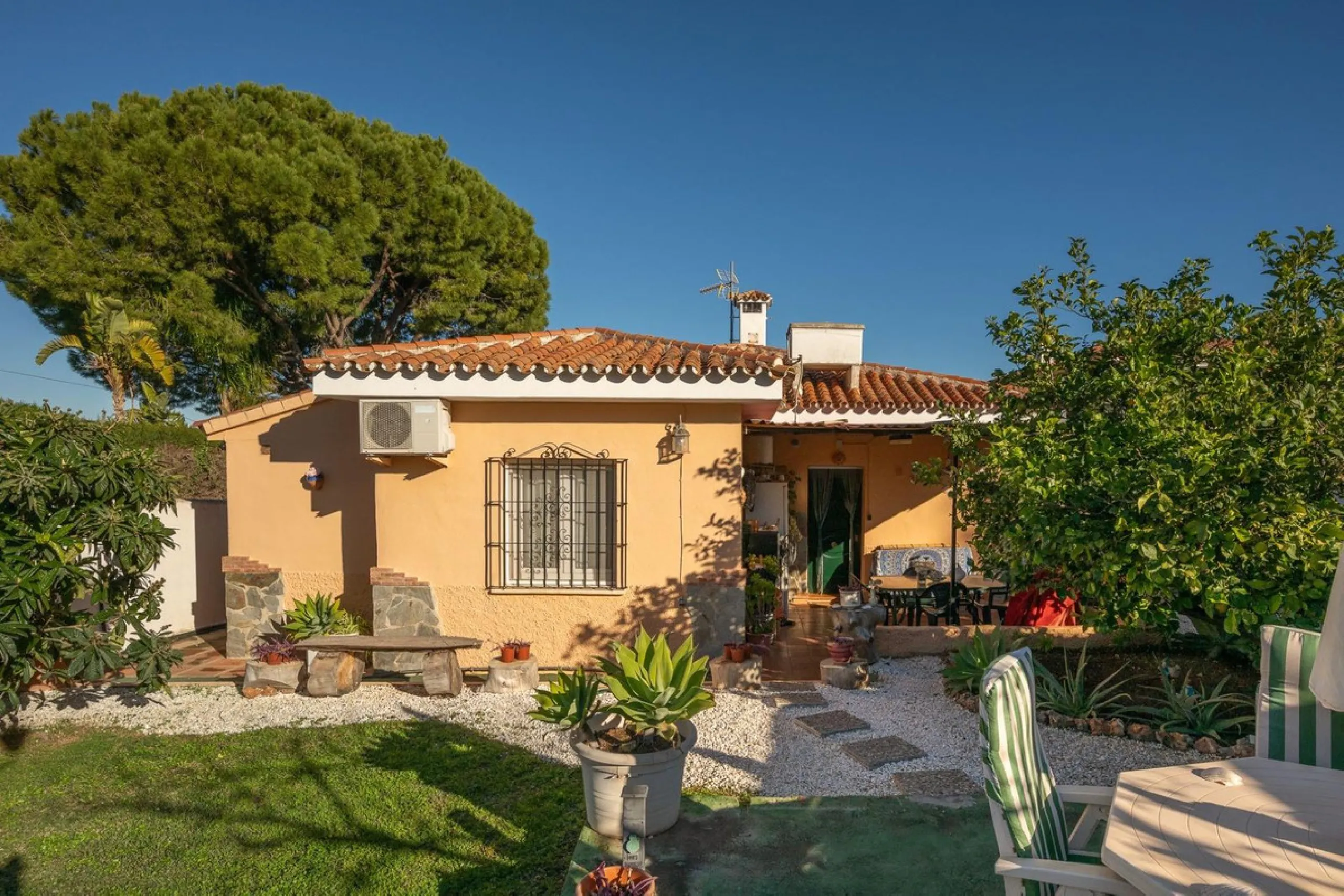 Cozy villa located in a popular urbanization on the outskirts of Alhaurin el Grande and just a few minutes drive from Lauro Golf. The urbanization has a communal pool, tennis courts and 24-hour security. The house is located in a cul-de-sac road so the ar