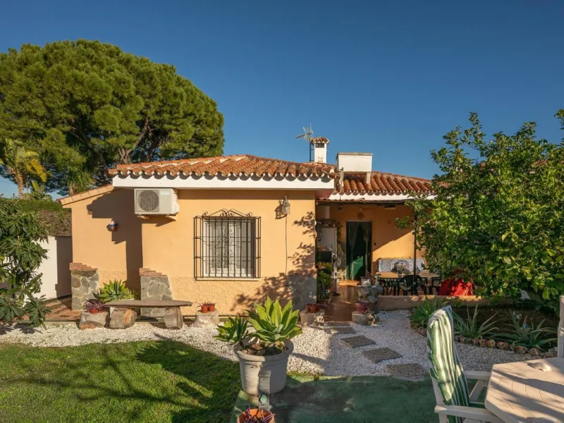 Cozy villa located in a popular urbanization on the outskirts of Alhaurin el Grande and just a few minutes drive from Lauro Golf. The urbanization has a communal pool, tennis courts and 24-hour security. The house is located in a cul-de-sac road so the ar