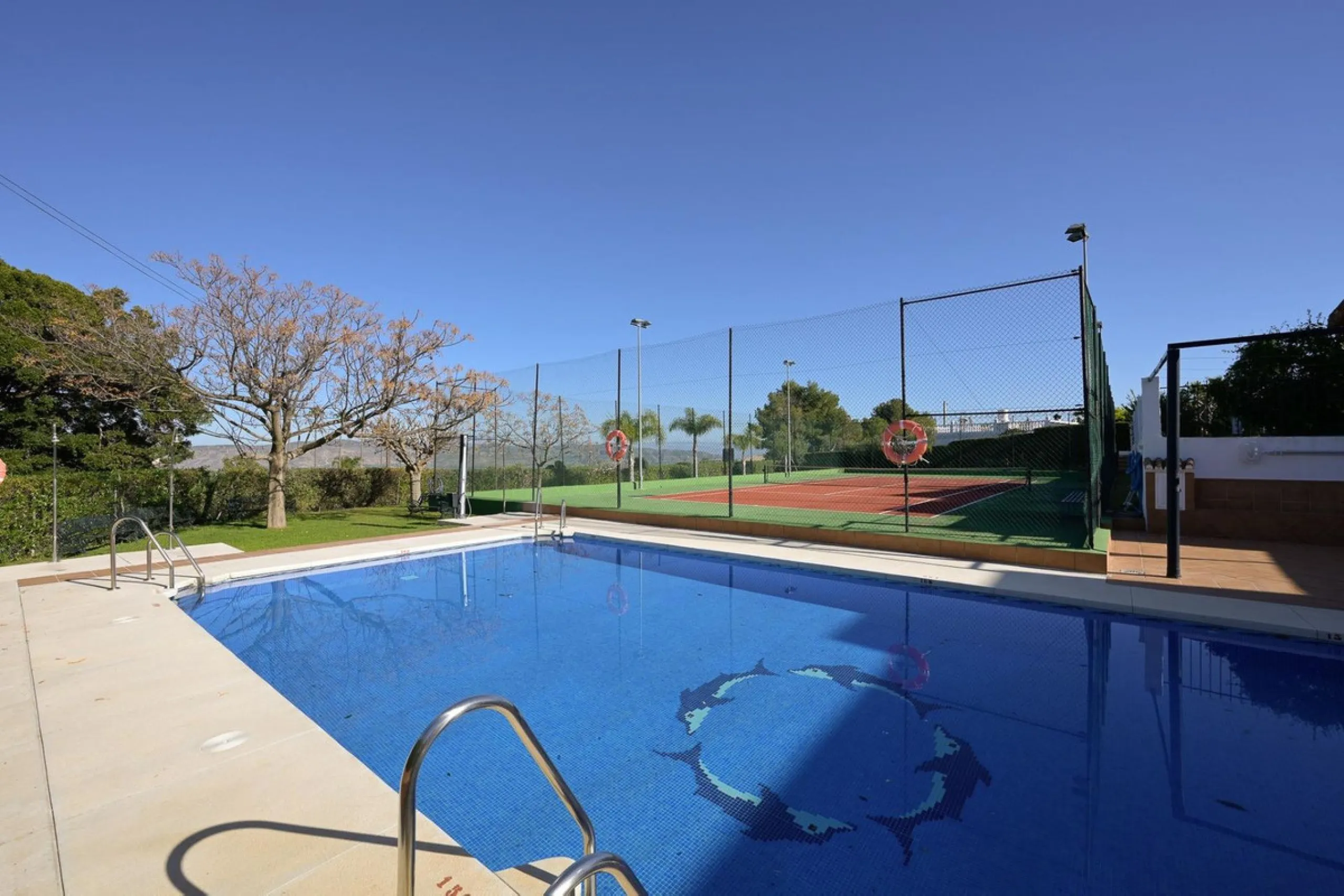 Cozy villa located in a popular urbanization on the outskirts of Alhaurin el Grande and just a few minutes drive from Lauro Golf. The urbanization has a communal pool, tennis courts and 24-hour security. The house is located in a cul-de-sac road so the ar