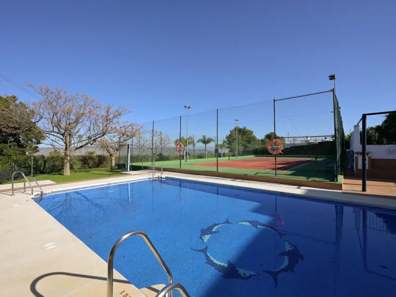 Cozy villa located in a popular urbanization on the outskirts of Alhaurin el Grande and just a few minutes drive from Lauro Golf. The urbanization has a communal pool, tennis courts and 24-hour security. The house is located in a cul-de-sac road so the ar
