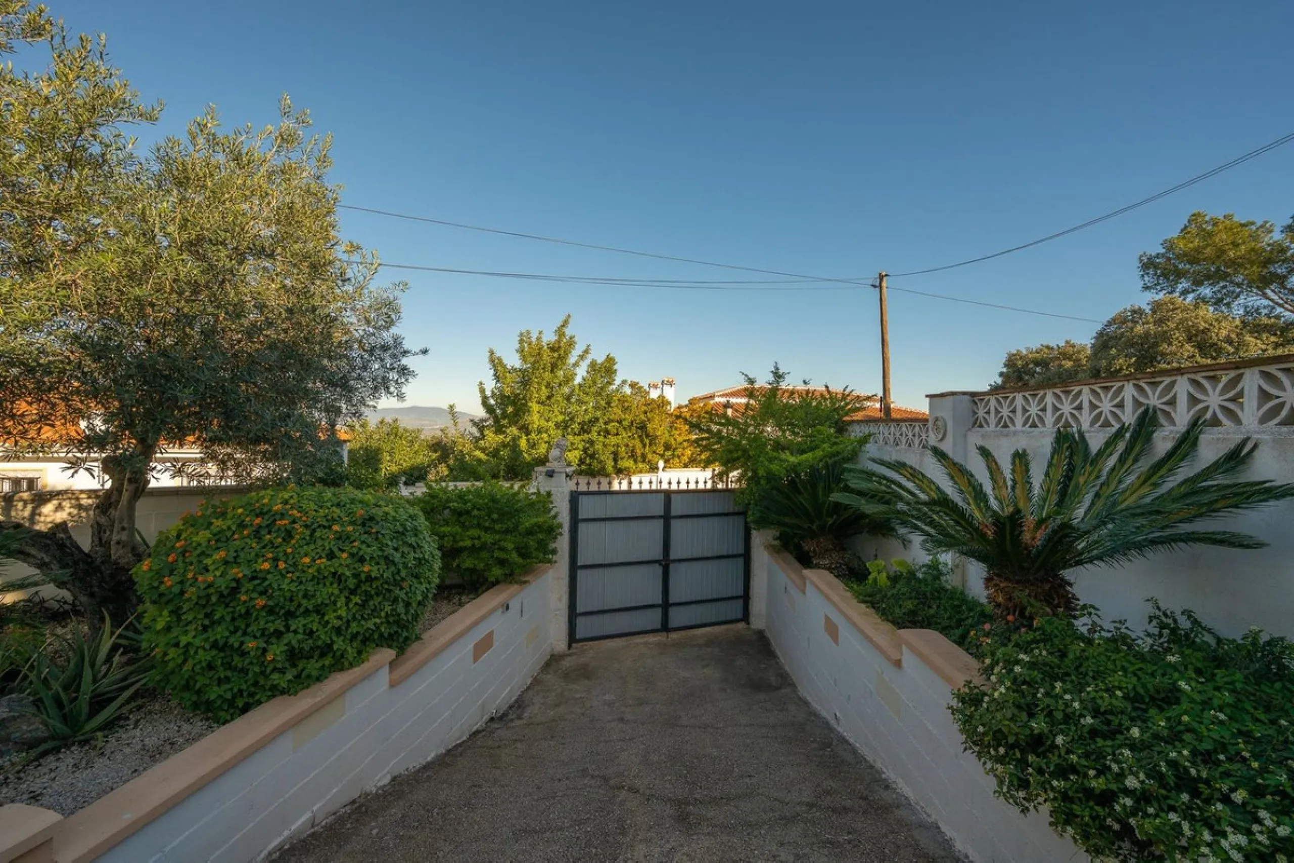 Cozy villa located in a popular urbanization on the outskirts of Alhaurin el Grande and just a few minutes drive from Lauro Golf. The urbanization has a communal pool, tennis courts and 24-hour security. The house is located in a cul-de-sac road so the ar