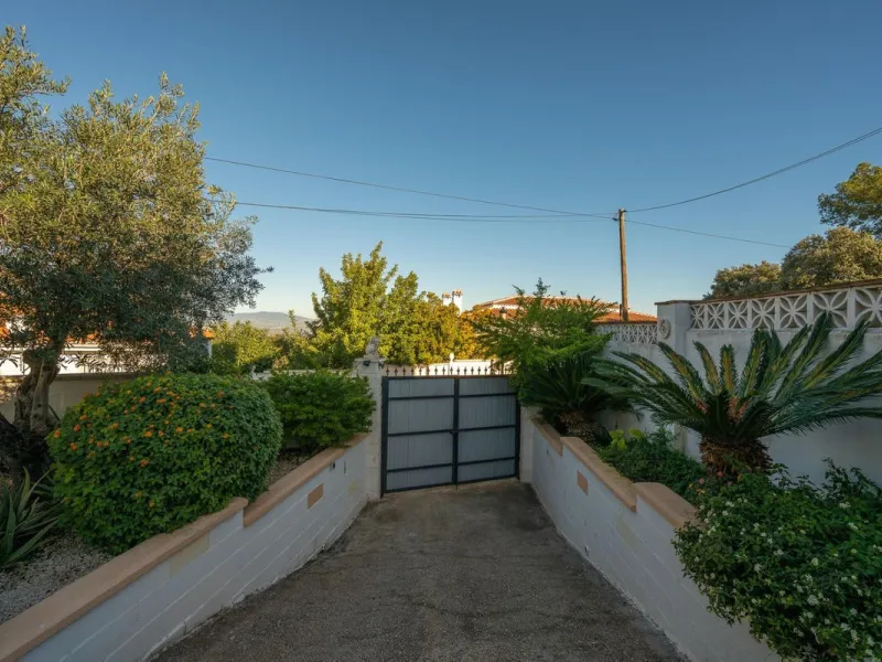 Cozy villa located in a popular urbanization on the outskirts of Alhaurin el Grande and just a few minutes drive from Lauro Golf. The urbanization has a communal pool, tennis courts and 24-hour security. The house is located in a cul-de-sac road so the ar