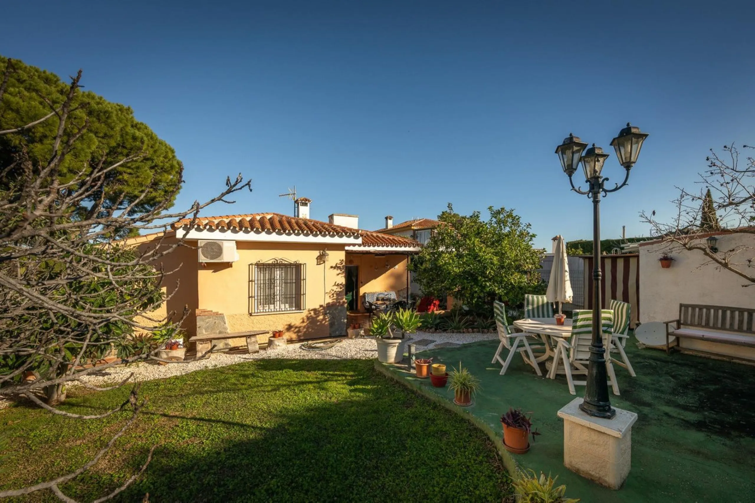 Cozy villa located in a popular urbanization on the outskirts of Alhaurin el Grande and just a few minutes drive from Lauro Golf. The urbanization has a communal pool, tennis courts and 24-hour security. The house is located in a cul-de-sac road so the ar
