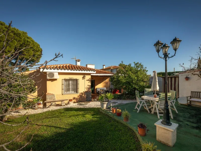 Cozy villa located in a popular urbanization on the outskirts of Alhaurin el Grande and just a few minutes drive from Lauro Golf. The urbanization has a communal pool, tennis courts and 24-hour security. The house is located in a cul-de-sac road so the ar