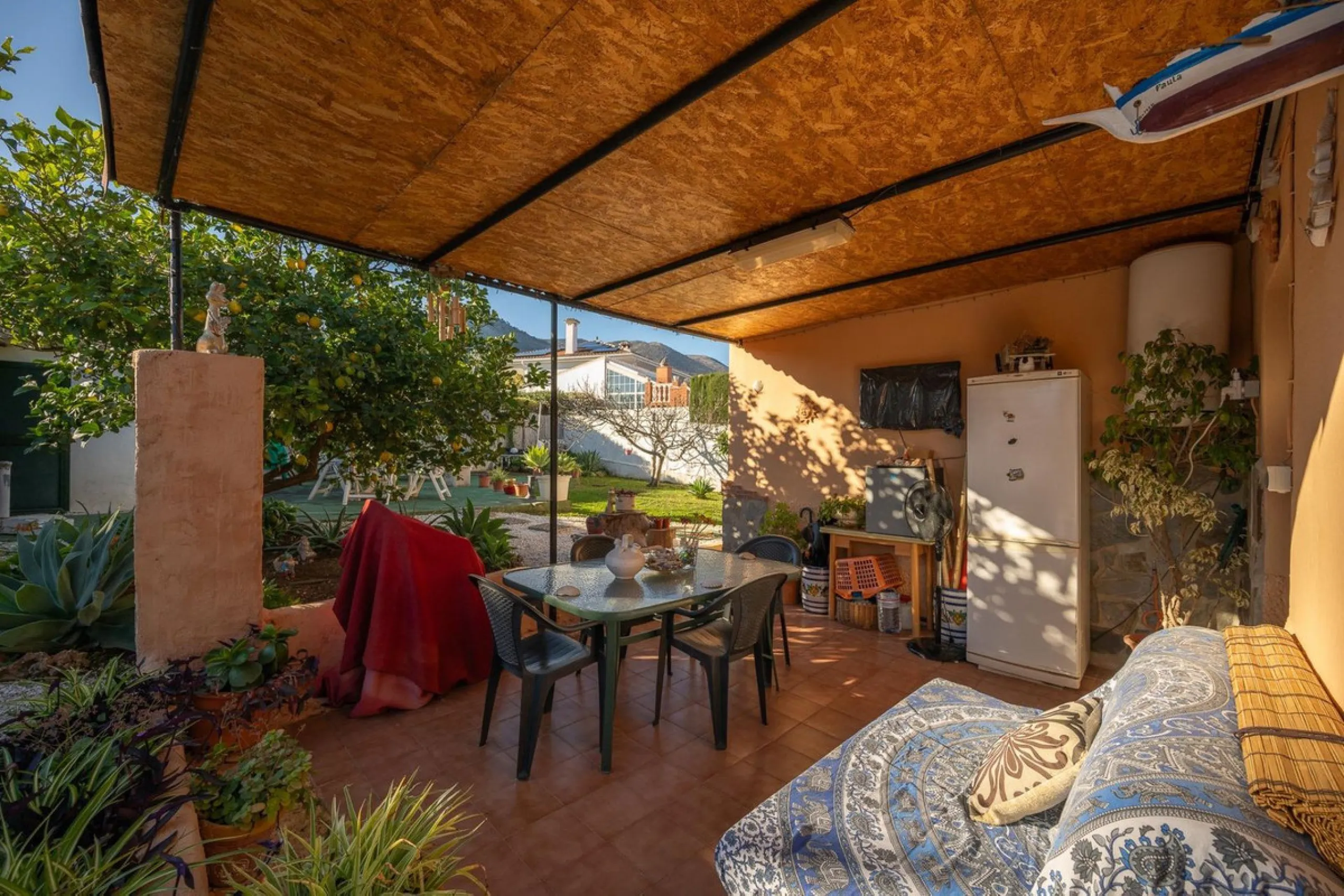 Cozy villa located in a popular urbanization on the outskirts of Alhaurin el Grande and just a few minutes drive from Lauro Golf. The urbanization has a communal pool, tennis courts and 24-hour security. The house is located in a cul-de-sac road so the ar
