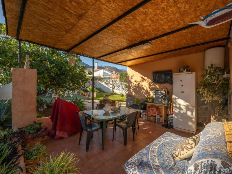 Cozy villa located in a popular urbanization on the outskirts of Alhaurin el Grande and just a few minutes drive from Lauro Golf. The urbanization has a communal pool, tennis courts and 24-hour security. The house is located in a cul-de-sac road so the ar