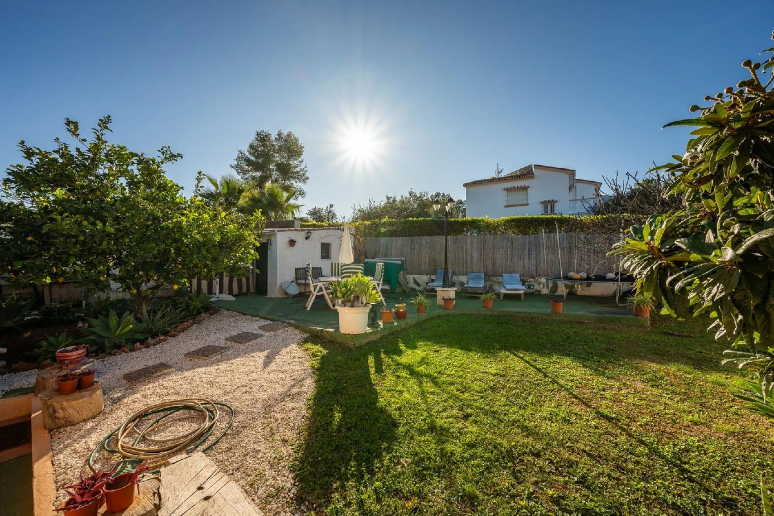 Cozy villa located in a popular urbanization on the outskirts of Alhaurin el Grande and just a few minutes drive from Lauro Golf. The urbanization has a communal pool, tennis courts and 24-hour security. The house is located in a cul-de-sac road so the ar