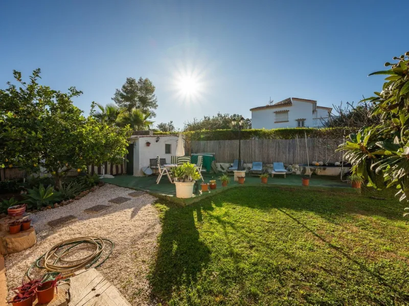 Cozy villa located in a popular urbanization on the outskirts of Alhaurin el Grande and just a few minutes drive from Lauro Golf. The urbanization has a communal pool, tennis courts and 24-hour security. The house is located in a cul-de-sac road so the ar