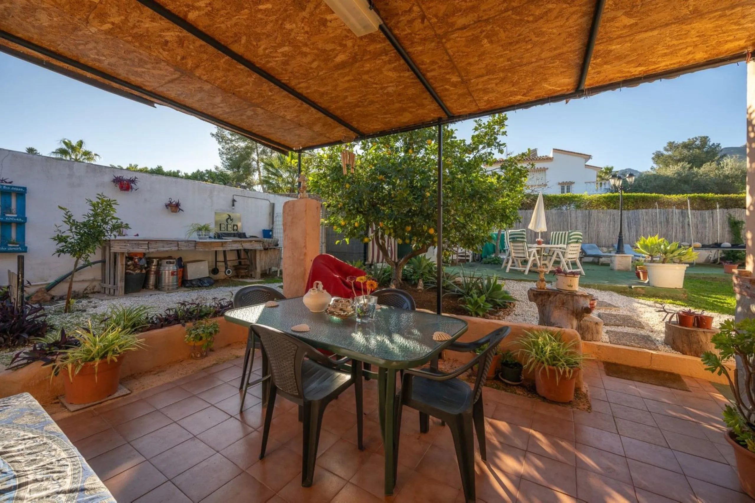 Cozy villa located in a popular urbanization on the outskirts of Alhaurin el Grande and just a few minutes drive from Lauro Golf. The urbanization has a communal pool, tennis courts and 24-hour security. The house is located in a cul-de-sac road so the ar