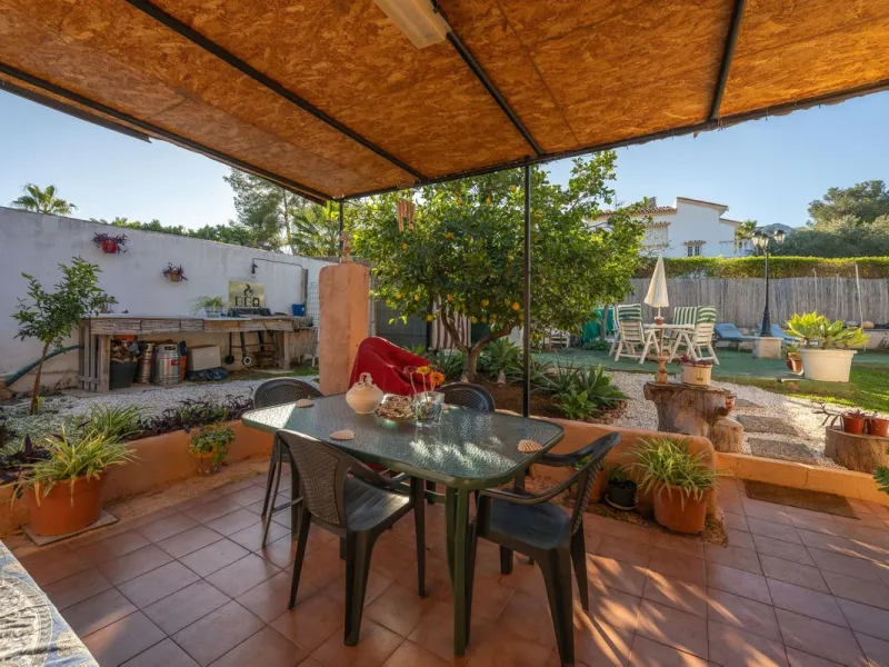 Cozy villa located in a popular urbanization on the outskirts of Alhaurin el Grande and just a few minutes drive from Lauro Golf. The urbanization has a communal pool, tennis courts and 24-hour security. The house is located in a cul-de-sac road so the ar