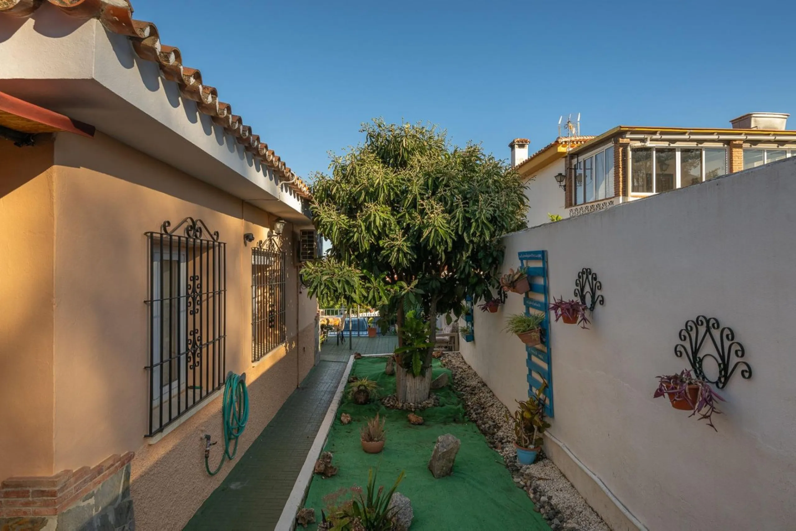 Cozy villa located in a popular urbanization on the outskirts of Alhaurin el Grande and just a few minutes drive from Lauro Golf. The urbanization has a communal pool, tennis courts and 24-hour security. The house is located in a cul-de-sac road so the ar